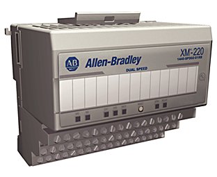 稍微朝向右側的灰色測量模塊，左上角帶有藍色 Allen-Bradley 徽標，稍微能看到模塊頂部